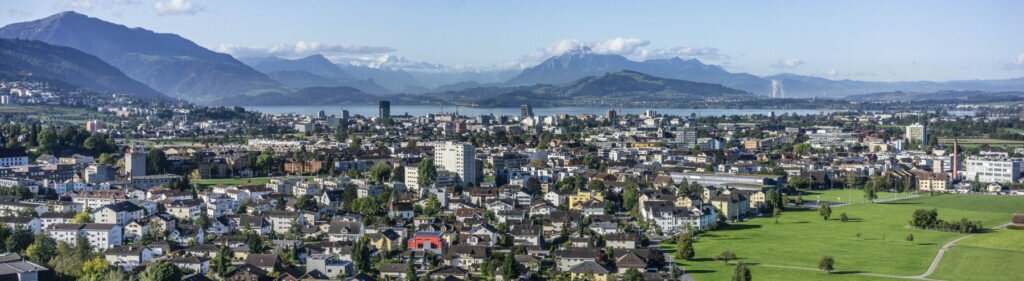 Luftansicht der Gemeinde Baar mit Blick Richtung Zug und Zugersee